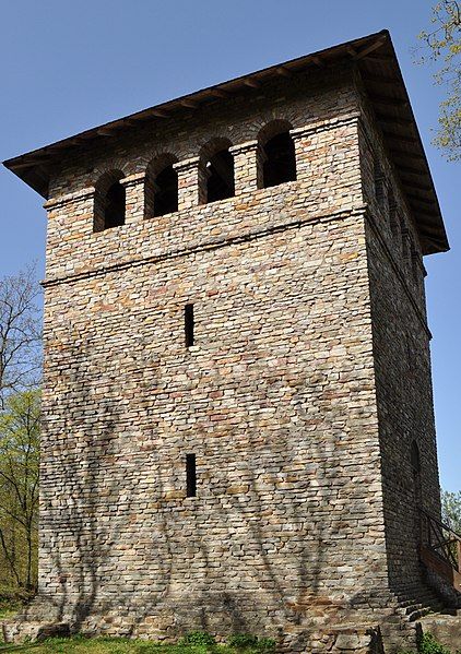 File:Gaulskopf, Römerturm.JPG