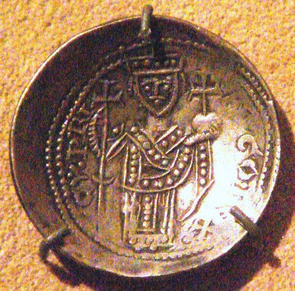 File:GoldBezantHughIOfCyprus1205-1218.jpg