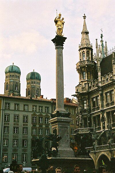 File:Muenchen-Marienplatz-bjs-2.jpg