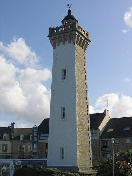 File:Phare de Roscoff.JPG