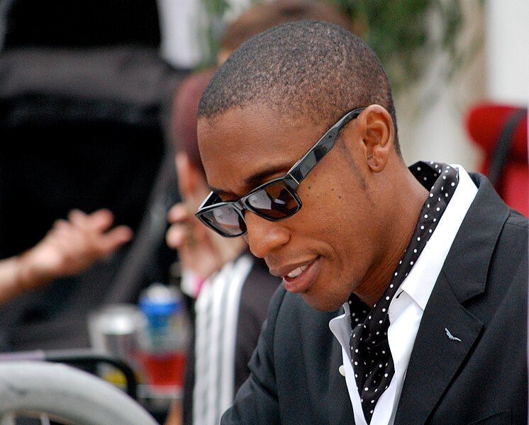 File:Raphael Saadiq signing.jpg