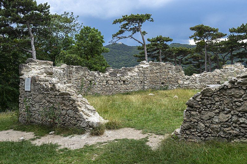 File:Ruine Pfefferbüchsel.jpg