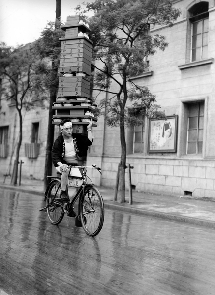 File:Soba-Noodles-Deliveryman-Tokyo-1935.png