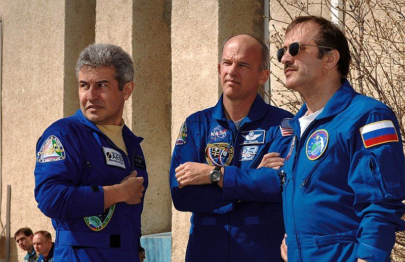 File:Soyuz TMA-8 crew.jpg