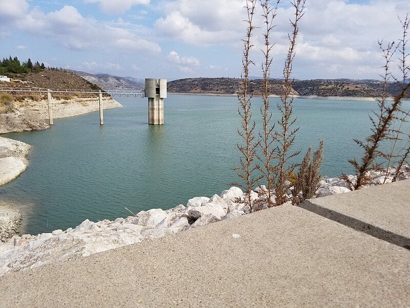 File:Asprokremmos Dam1.jpg