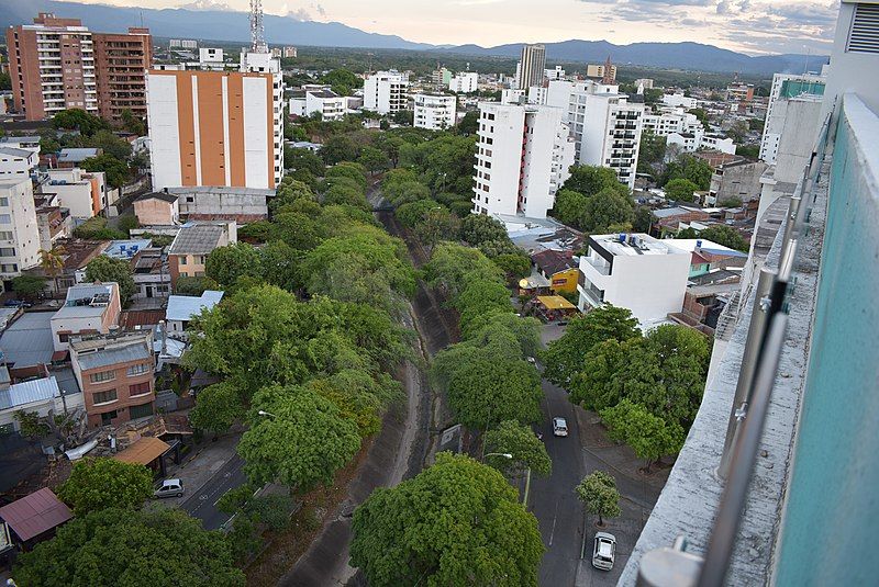 File:Avenida la toma.jpg