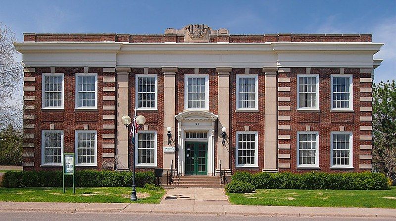 File:Cloquet City Hall.jpg