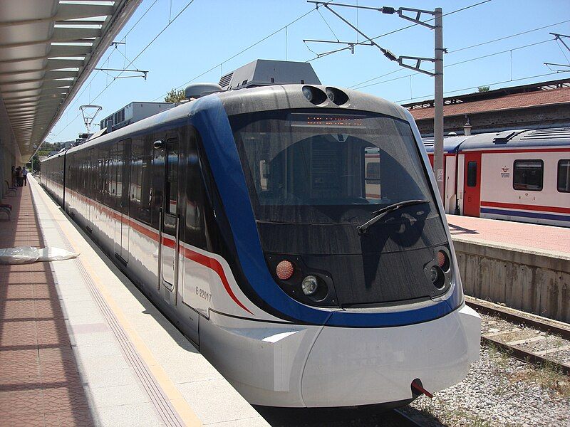 File:E22017 at Alsancak1.JPG