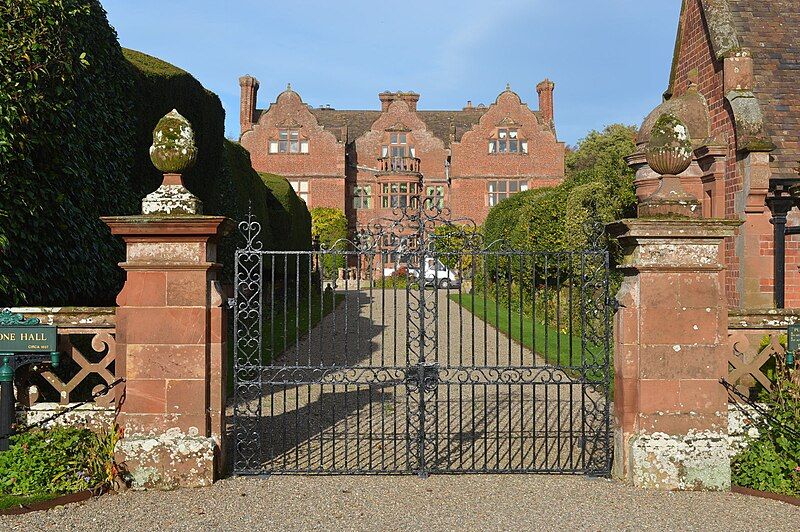 File:Gateway, Ludstone Hall.jpg