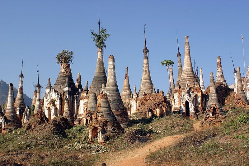 File:Inle-See-In Dein-22-Pagodenwald-gje.jpg