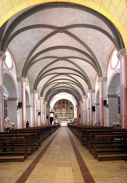 File:Jauja Cathedral Nave1.jpg