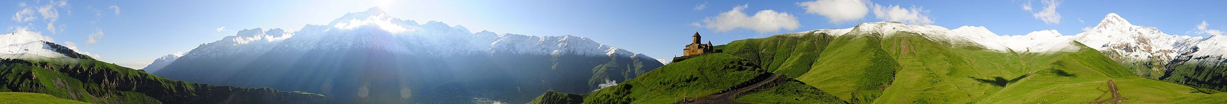 Kuppelkirche Zminda Sameba, 2170 m und Kazbeg