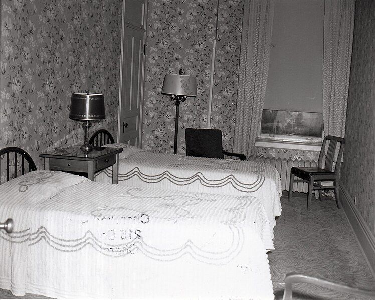 File:Lewis Hotel Room.jpg