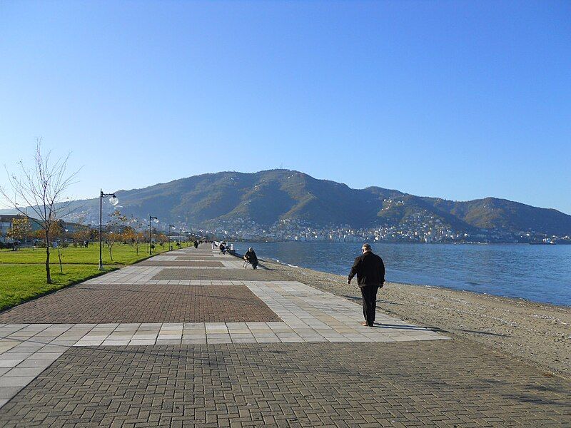 File:Ordu coast path.jpg