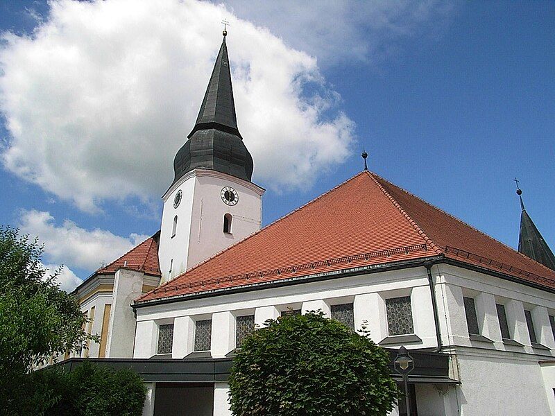 File:Pfarrkirche Simbach.JPG