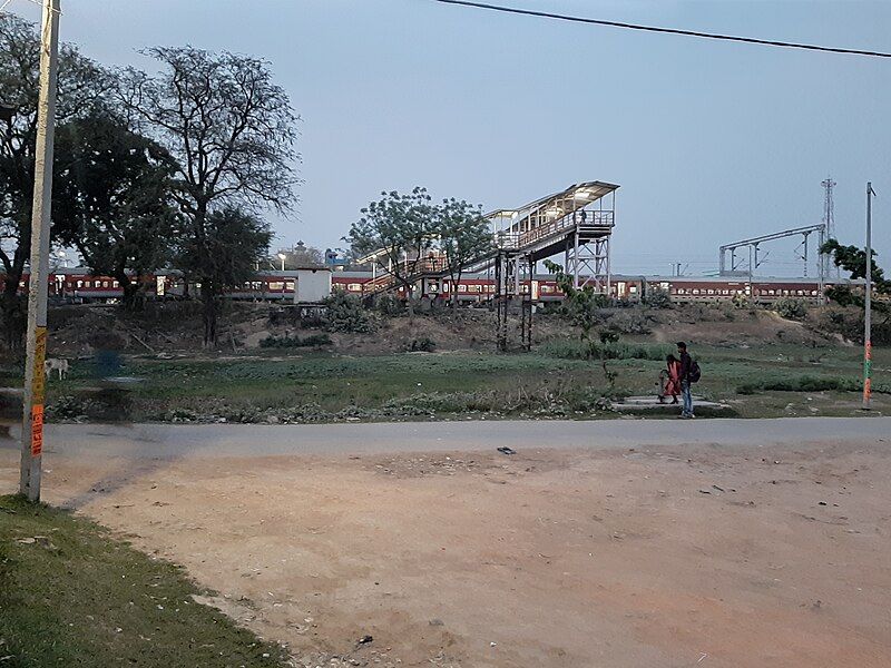 File:Adapur Station Road.jpg