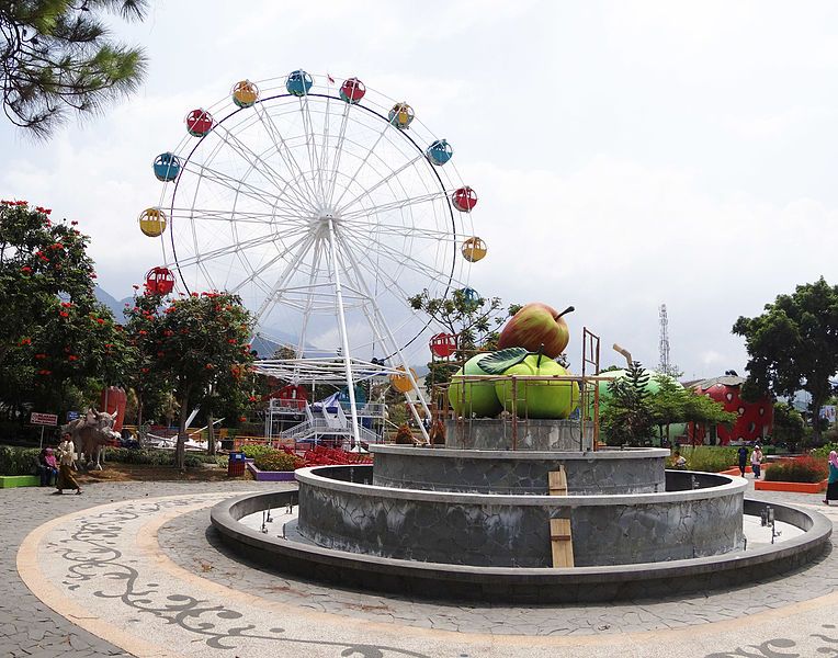 File:Alun-alun Batu.jpg