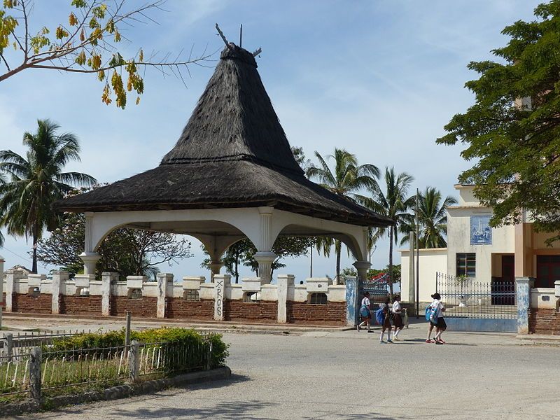 File:Baucau Kirchenvorplatz.jpg