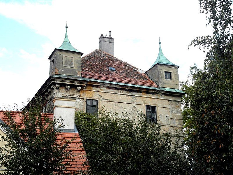 File:Bisamberg-Schloss.jpg