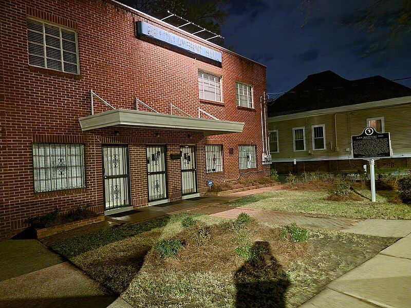 File:Building at night.jpg