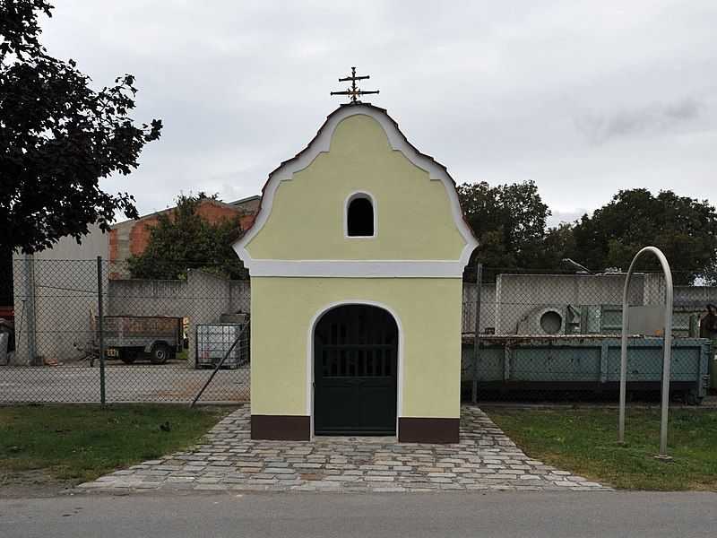 File:Eckartsau Kapelle.JPG