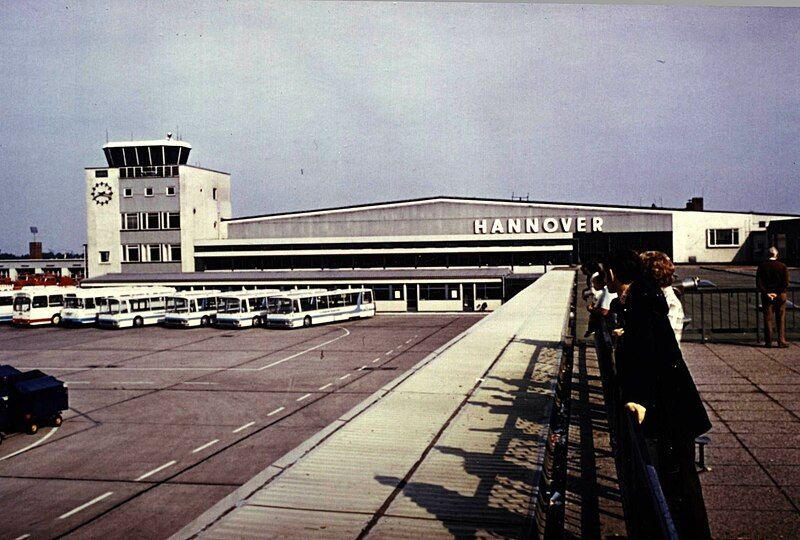 File:Flughafen Hannover 1970.jpg