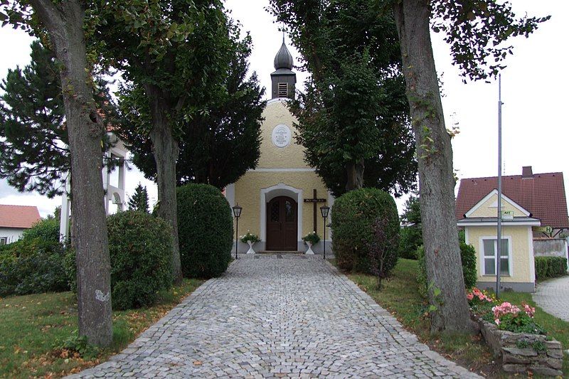 File:Fuchsenbigl Dorfkirche.jpg