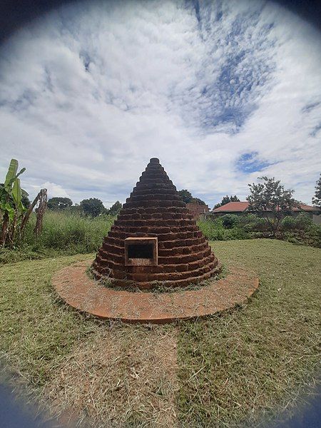 File:Kamurasi-Baker Monument Masindi.jpg