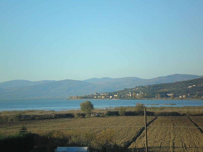 File:Lago Trasimeno veduta.jpg