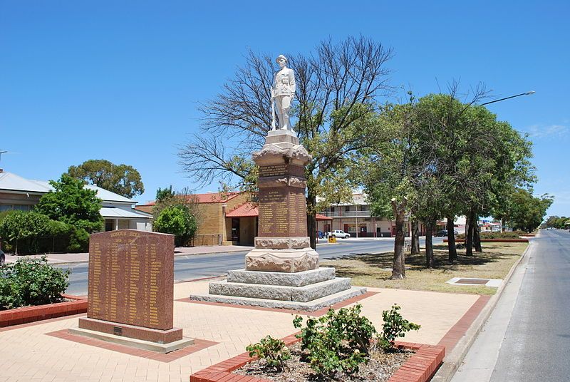 File:MinlatonWarMemorial.JPG