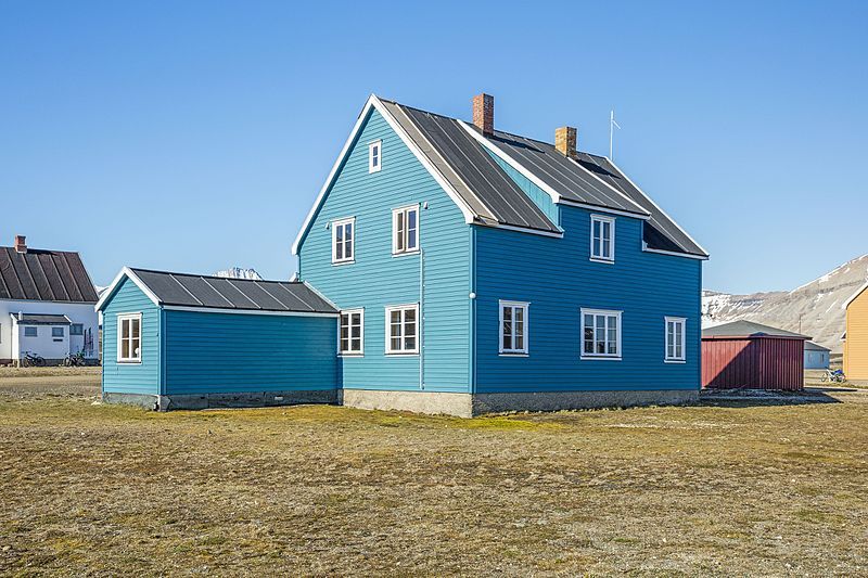 File:NOR-2016-Svalbard-Ny-Ålesund-Blue house 01.jpg