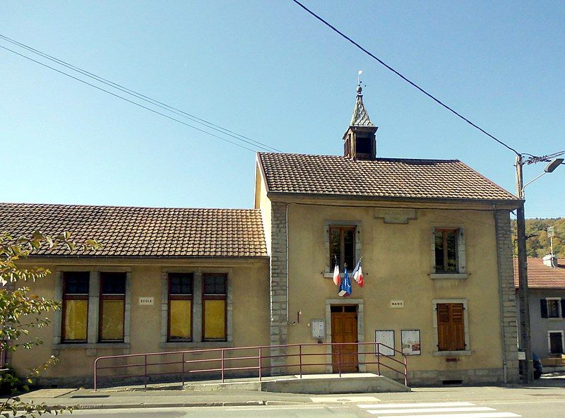 File:Noirefontaine, Mairie-école.jpg