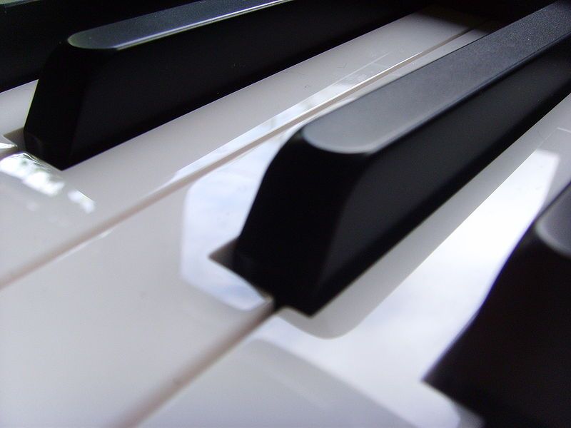 File:Pianotoetsen.jpg