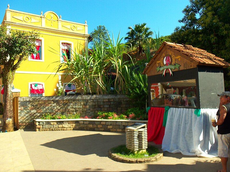 File:Piazza Pozzato Luigi.JPG