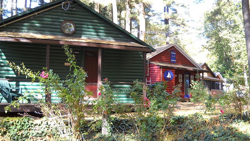 File:Pinebrook Cabins.JPG