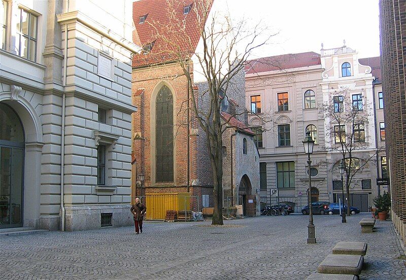 File:Salvatorplatz Muenchen-1.jpg