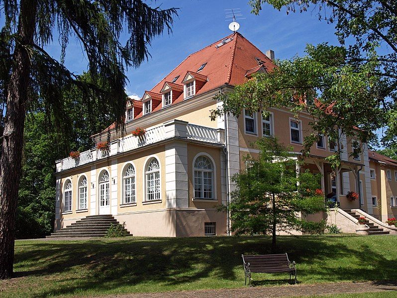 File:Teicha Schloss.jpg