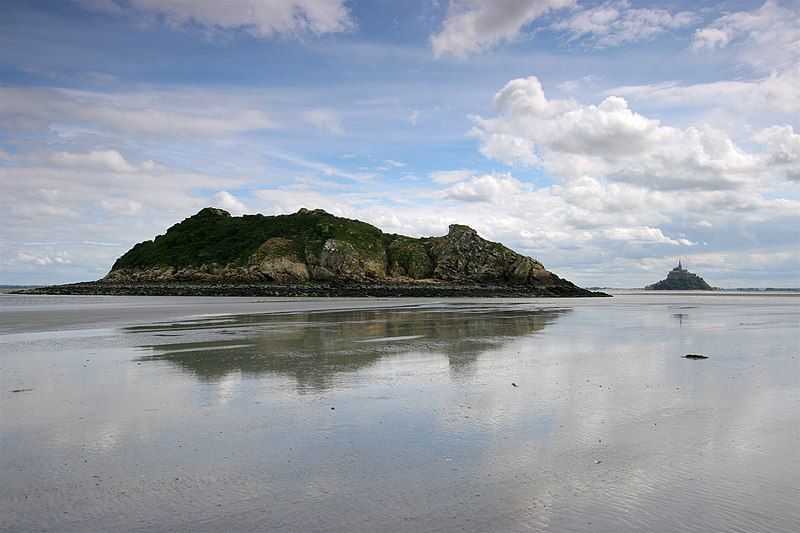 File:Tombelaine-mont-saint-michel-depuis-la-baie.jpg