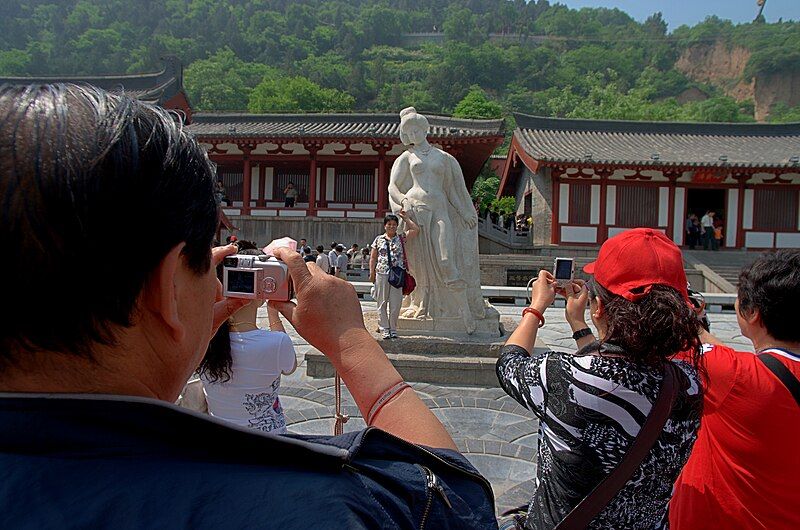 File:Tourist are-making photo.jpg