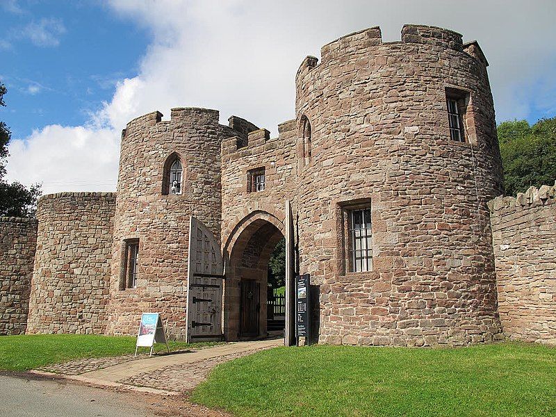 File:Beeston Castle Lodge2.jpg