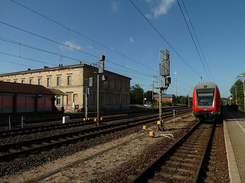 File:GlöwenBahnhofBstg.jpg