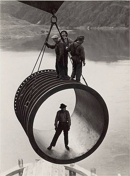 File:GrandCouleeDamWorkersPenstock.jpg