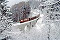 Winterbetrieb auf der Mariazellerbahn, Regionalzug auf dem Heugrabenviadukt bei Puchenstuben