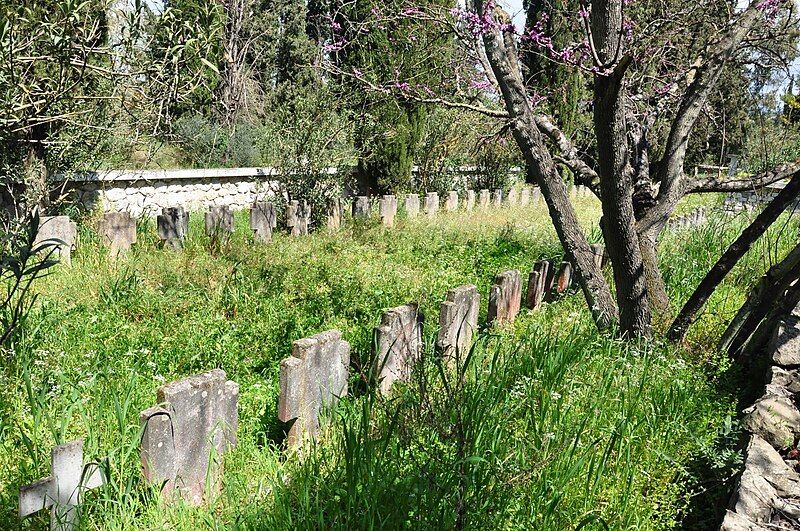 File:Meligalas cemetery 1.jpg