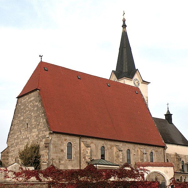 File:Naarn Pfarrkirche Südansicht.jpg