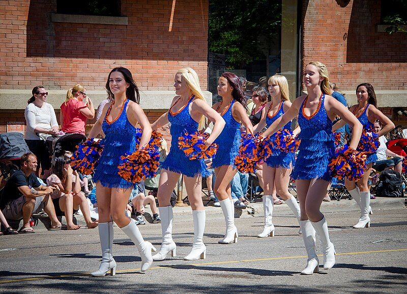 File:Oilers Cheerleaders (7618790504).jpg