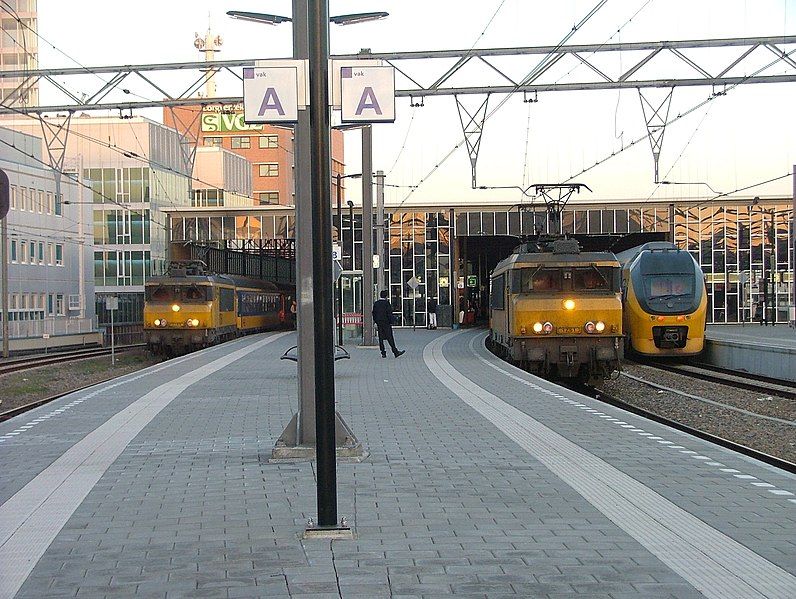 File:Perron Station Eindhoven.jpg