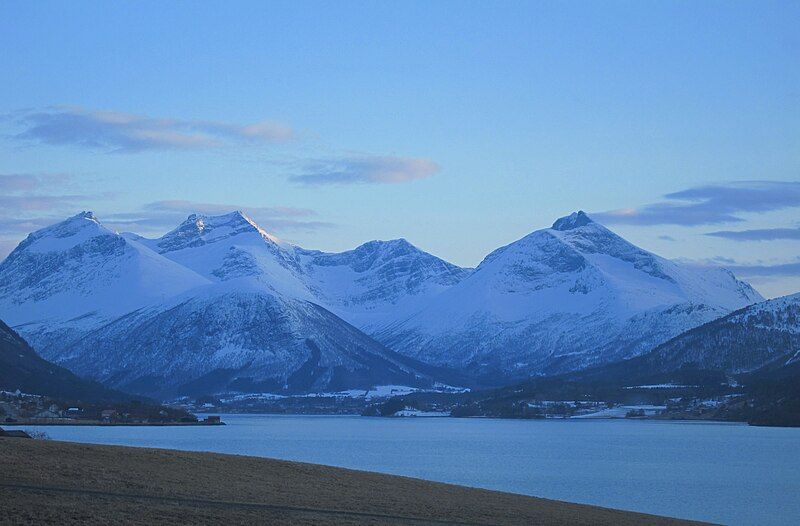 File:Tresfjorden.JPG