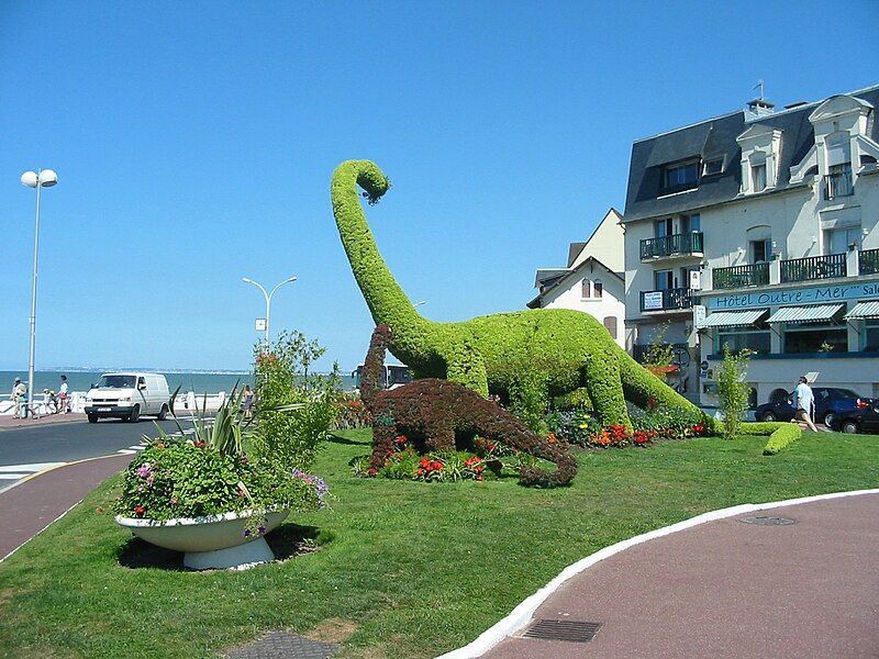 File:Villers-sur-mer Les dinosaures.jpg