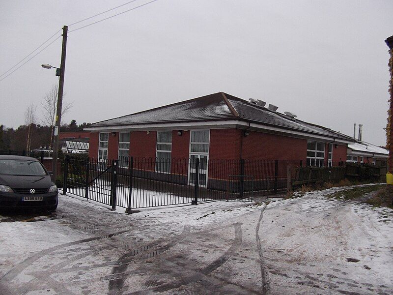 File:WoodEndPrimaySchool.JPG